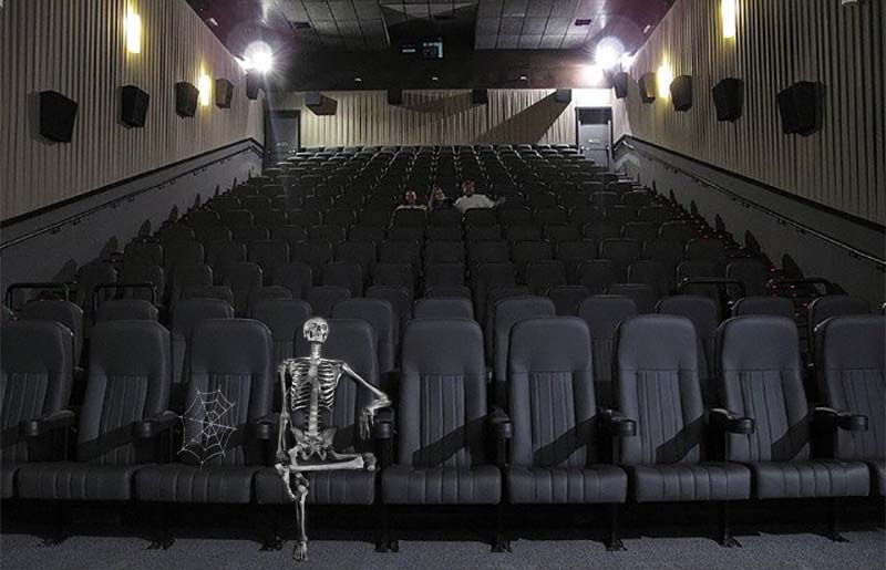 Los gerentes del Cine Conquistadores descubren que la gente no va porque es demasiado caro