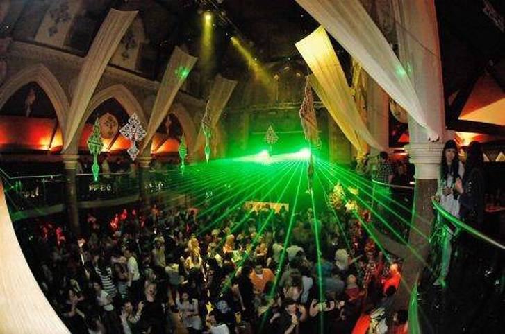 Los jóvenes pacenses trasladan el botellón a las iglesias: “Con la sangre de Cristo no nos dan garrafón”